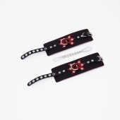 Черные кожаные наручники с красным декором и строчкой - Crazy Handmade - купить с доставкой в Димитровграде